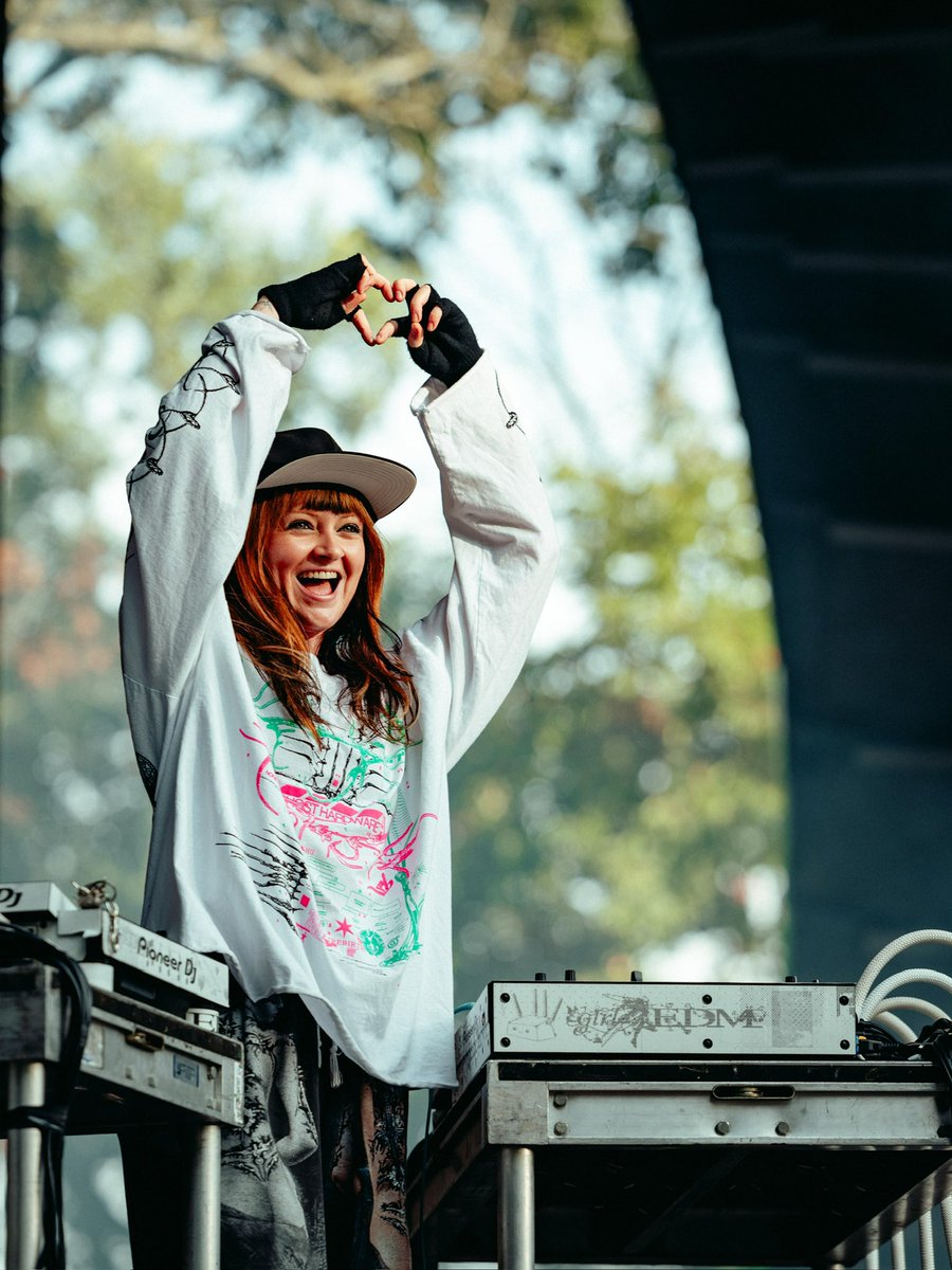centralninajrch's tweet photo. 🩵🇧🇷 ELA VEM AÍ! ⸜(ˊᗜˋ)⸝

Ninajirachi está CONFIRMADA no Lollapalooza Brasil 2027! 

Esperamos tanto por esse momento e agora é real!!! Nossa menina está chegando e promete entregar muito girl EDM!

DO YOU WANNA LISTEN TO IT? 
˖ ݁♬⋆.˚𝄞★࿐࿔ https://t.co/lUXnGbKEZJ