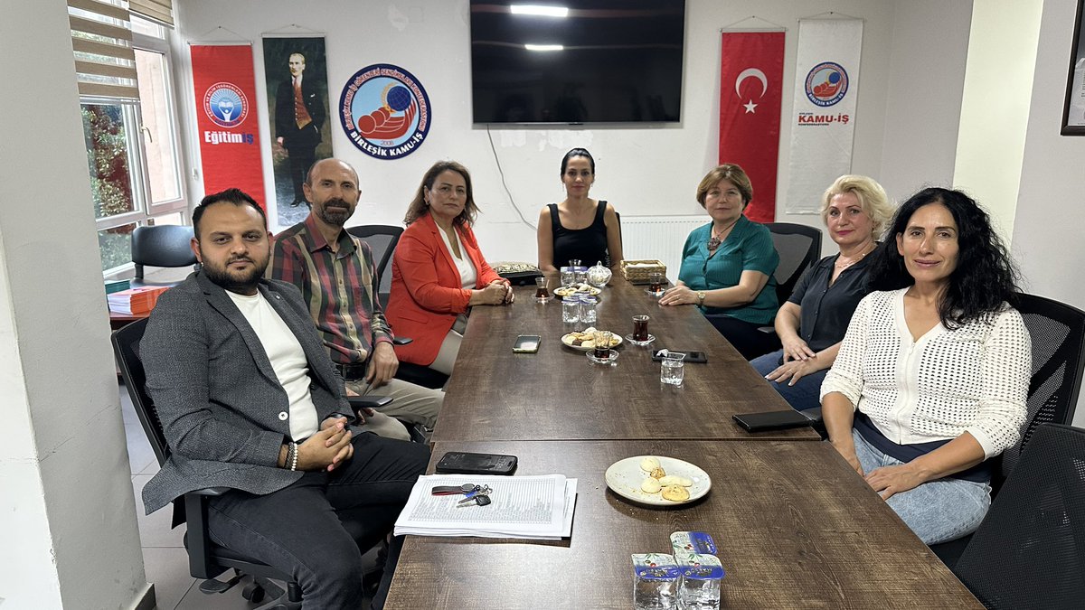 muzeyyensevkin's tweet photo. Eğitim-İş Adana 1 No’lu Şube Başkanı ve Birleşik Kamu-İş Adana İl Temsilcisi Sayın Hatice Hazar ve sendika üyesi kıymetli dostları ziyaret ettik.

Eğitim emekçilerinin sorunlarını, okullarda yaşanan şiddet olaylarını, kamu çalışanlarının yaşadığı zorlukları ve örgütlü mücadelenin önemini konuştuk.

Misafirperverliği ve değerli paylaşımları için teşekkür ediyorum.