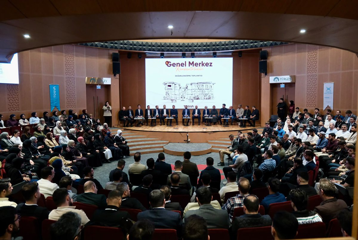 ibrahim_besinci's tweet photo. Genel Merkez Koordinatörlükleri Değerlendirme Toplantımızda yol arkadaşlarımızla bir araya geldik.

Samimiyeti ve adanmışlığıyla yükümüzü omuzlayan gizli kahramanlarımızla; ilk günkü heyecan ve azimle yürümeye devam ediyoruz! 🙌🏻 https://t.co/IomBNJj1T0