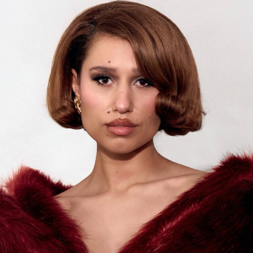 sboficial's tweet photo. RAYE é confirmada no Lollapalooza Brasil 2027. https://t.co/UrblPSviav