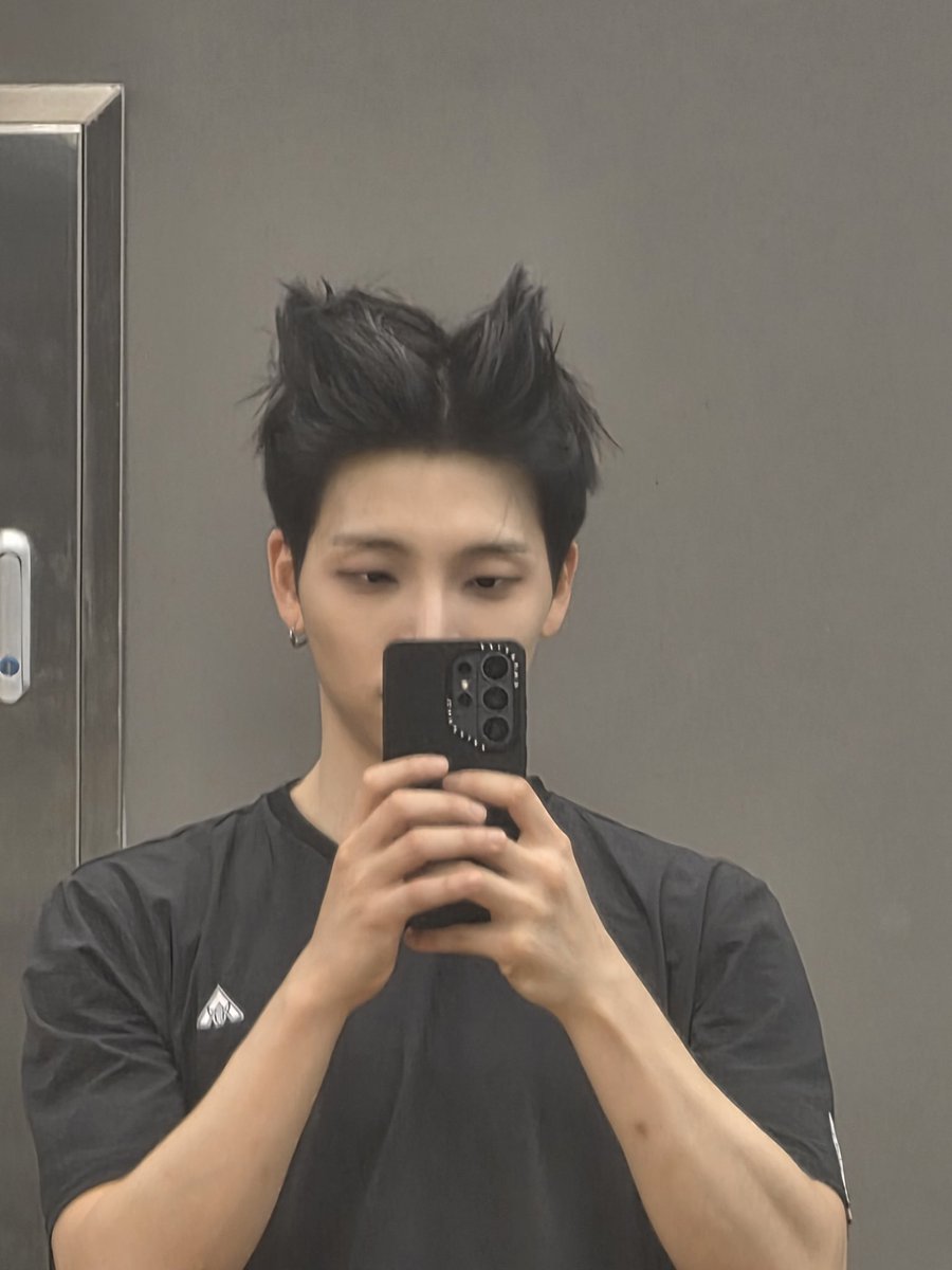 seohopefuls's tweet photo. seoho 😭😭😭😭 https://t.co/kSgMj9pFjU
