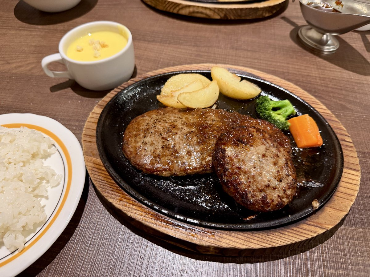 show_i's tweet photo. 職場の子にお祝いして頂きました。
初めて来たけど、サラダバーやべぇな https://t.co/zZSyCrEWi9