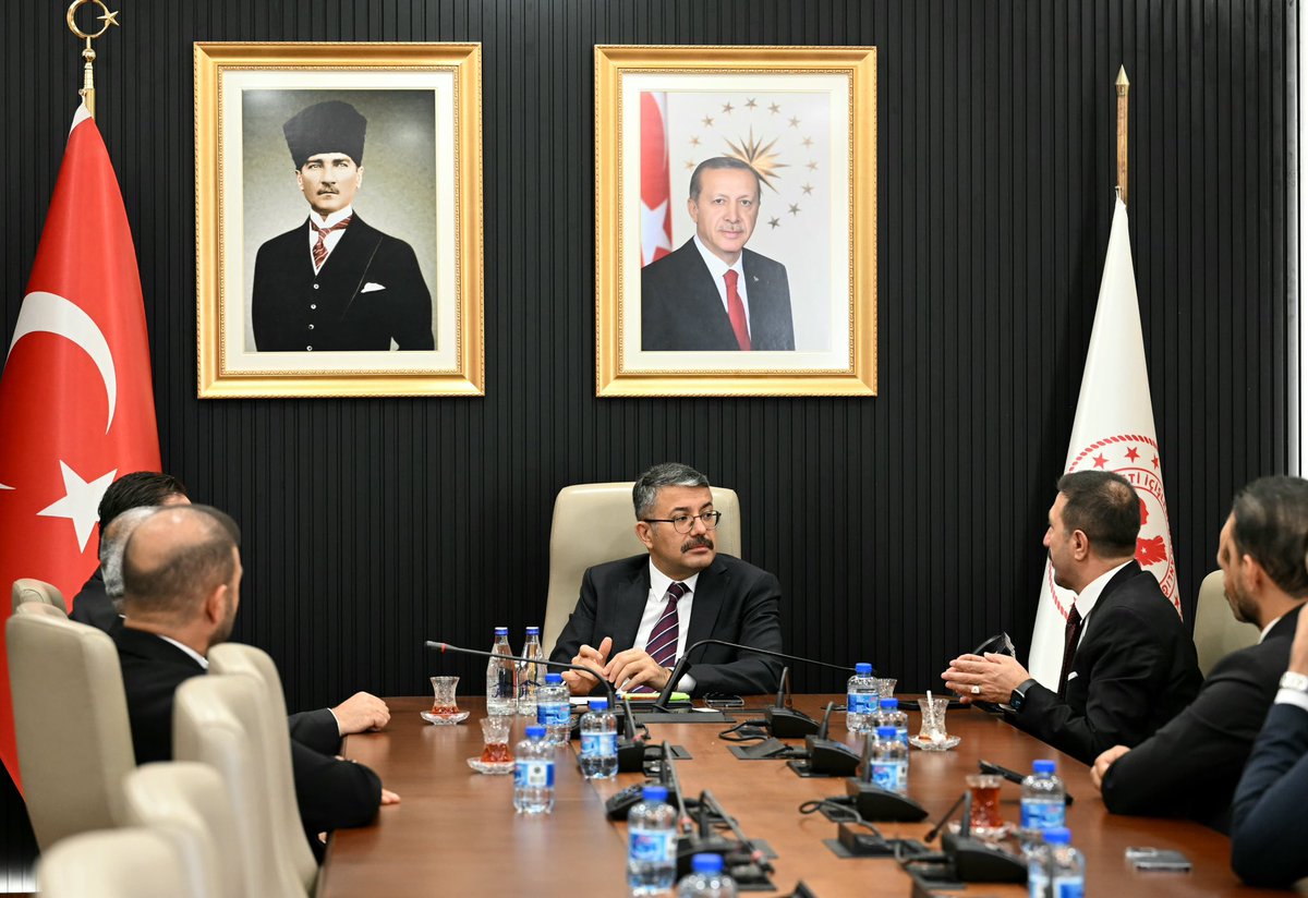 Ayhankahraman0's tweet photo. İllerimizden gelen Güvenlik Korucuları ile Şehit ve Gazi Aileleri Federasyon Başkanlarımızla birlikte, İçişleri Bakan Yardımcımız Sayın Ali ÇELİK Bakanımızı makamında ziyaret ettik.

Gerçekleştirdiğimiz görüşmede, kahraman Güvenlik Korucularımızın sorun, talep ve beklentilerini Sayın Bakan Yardımcımıza arz ederek karşılıklı değerlendirmelerde bulunduk.

Nazik ev sahipliği, yakın ilgisi ve samimi sohbeti için Sayın Bakan Yardımcımız Sayın Ali ÇELİK’e teşekkür ediyor, görevinde başarılar diliyoruz.

🇹🇷 Şehitlerimizin emaneti olan kıymetli ailelerimizin, gazilerimizin ve kahraman Güvenlik Korucularımızın her zaman yanında olmaya, onların sorun ve taleplerini ilgili mercilere taşımaya devam edeceğiz. 🇹🇷@valialicelik @valibilmez @mustafaciftcitr @TuranOner_21 @OrhanKa22507989 @ismailsehitogl @ibrahimsehtoglu @jandarma