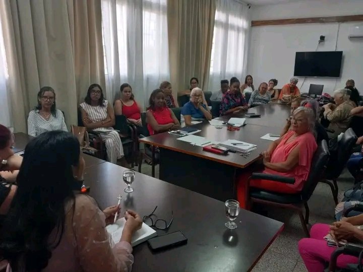 Migdali83373126's tweet photo. En #Holguín intercambiamos con #MujeresEnRevolución de la Agricultura. Celebramos su papel clave en la producción de alimentos y compartimos experiencias. Gracias por su conocimiento, esfuerzo y dedicación por una agricultura con futuro. #Cuba 🌾🇨🇺
@YusmilaCru20001
#FMCCuba https://t.co/0TOxFOQ3iA