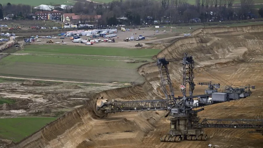 KimNoel's tweet photo. "Ecosia also has concerns about whether Mistral aligns with its environmental goals, given the large share of nuclear power in France’s energy mix..."

pendant ce temps en Allemagne https://t.co/tqQ3KU5wox