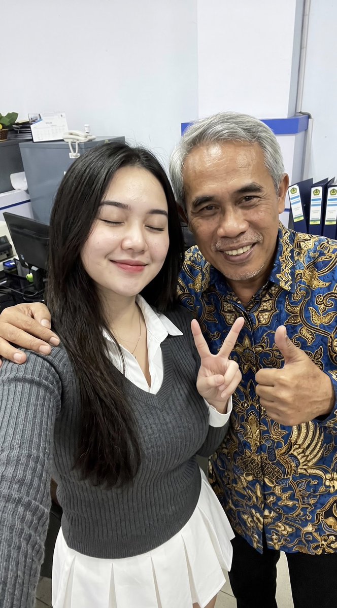 cicichuit_'s tweet photo. Ak beneran ngerasa bingung harus seneng apa sedih. setelah sukses dealing sama client besar kemarin, hari ini di kantor Pak Rendra ada kasi ak penghargaan gt utk loyalitas k kantor. tapi kenapa ak ngerasa ga rela aja harus ngorbanin diri sndri krn sebuah plakat gini 😭 https://t.co/S6JMvYgc9p