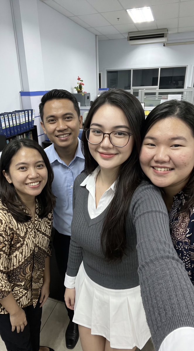 cicichuit_'s tweet photo. Ak beneran ngerasa bingung harus seneng apa sedih. setelah sukses dealing sama client besar kemarin, hari ini di kantor Pak Rendra ada kasi ak penghargaan gt utk loyalitas k kantor. tapi kenapa ak ngerasa ga rela aja harus ngorbanin diri sndri krn sebuah plakat gini 😭 https://t.co/S6JMvYgc9p