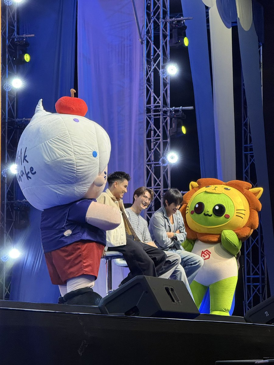 kingman_gmmtv's tweet photo. คิงแมนวอมคอได้ร้องสดสดให้อุนยายฟังด้วยค้าบ ตื่นเต้นตื่นเต้นน 🎤✨
#GMMTVLiveHouse https://t.co/j0qBlBqKA1