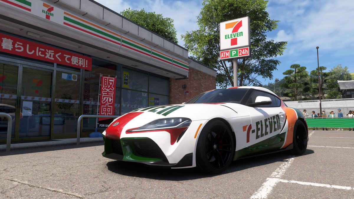 bad_carrot's tweet photo. 【Forza Horizon 6】2026/10/09

【セブンイレブンカーに関して】

「2020 Toyota GR Supra 7-Eleven Edition」ですわ。
性能自体は通常版と同じですの。

公式でも写真に使われておりますが、こちらも米国・カナダのセブンイレブンでXboxギフトカードを購入し、コードを引き換えるキャンペーンですわ。
期間は2026年8月26日～10月27日。

現時点では日本での展開はございませんの。
一応「1月以降に他地域へ拡大」とされていますが、詳細はまだ不明ですわね。

日本からは利用できませんが、正式な手順はこちらですの。

1. 対象店舗でXboxギフトカードを購入
2. https://t.co/DMCZBOqd6w を開く
3. Xbox／Steamから受け取り先を選択
4. カード裏面の30桁を入力（写真アップロードでも可）
5. メールアドレスを入力して送信
6. 25文字のDLCコードが画面に表示され、同じものがメールにも届く
7. Xboxならストアの「引き換え」、WindowsならMicrosoft Storeのコード引き換え、Steamなら「製品を有効化」で入力
8. ゲーム起動中に入力した場合は再起動

これでガレージに追加されますわ。
なお、オートショーには並びませんの。

ということで、とりあえず通常の2020 Toyota GR Supraを購入し、リバリーを選んで“なんちゃって7-Eleven Edition”で写真を撮ってみましたわ。

それと、「$15ですぐコードを送るよ」という詐欺が発生しています。贈られてくるのは、リバリーシェアコードです。

日本公式アカウントは、日本で手に入らないものを、「いかにも」という感じで使わないでほしいですわ。

#ForzaHorizon6 #FH6