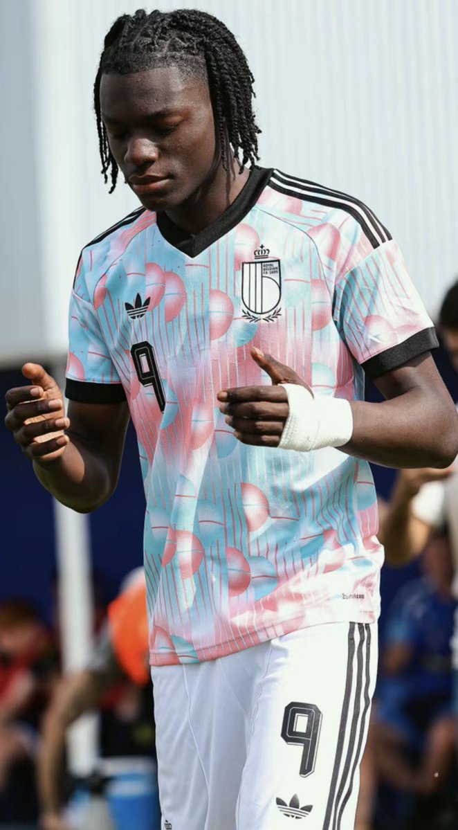 SignalFootBE's tweet photo. MBAMBI A TOUT EXPLOSÉ LORS DE CETTE TRÊVE INTERNATIONALE !

L’avant-centre de 15 ans de notre équipe nationale U17 n’y a pas été par quatre chemins:

🆚 Écosse ⚽️ ⚽️ 
🆚 USA ⚽️⚽️
🆚 Pays-Bas ⚽️⚽️

Le buteur du Club Bruges peut rentrer au Jan Breydelstadion l’esprit tranquille. https://t.co/zRVWLVDKkC