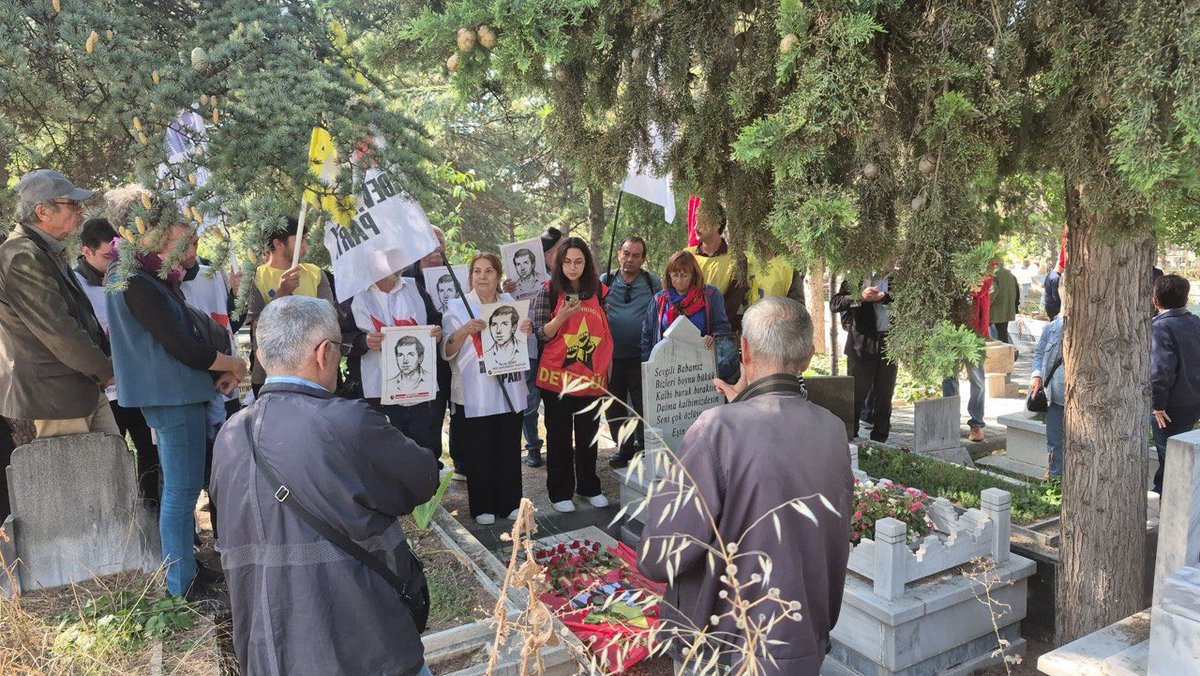 DevrimciParti_1's tweet photo. Genel Başkanımız Elif Torun Öneren, Ankara il örgütümüz ve 78’liler derneği ile birlikte Kurtuluş militanı Necdet Adalı’yı mezarı andık.

“Adalı mücadele nerede ise hep orda olmuştur”

Necdet Adalı Ölümsüzdür!