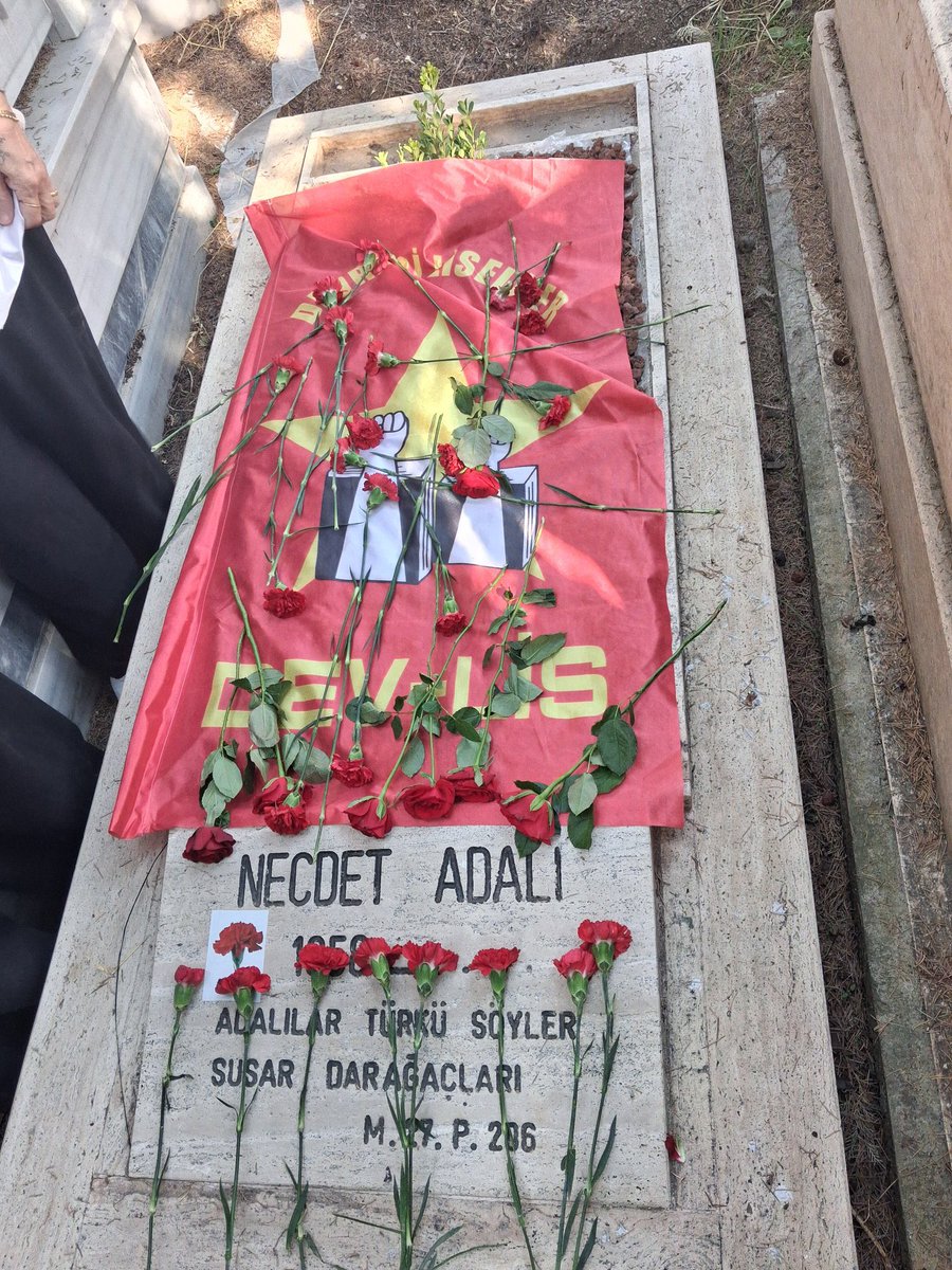 DevrimciParti_1's tweet photo. Genel Başkanımız Elif Torun Öneren, Ankara il örgütümüz ve 78’liler derneği ile birlikte Kurtuluş militanı Necdet Adalı’yı mezarı andık.

“Adalı mücadele nerede ise hep orda olmuştur”

Necdet Adalı Ölümsüzdür!