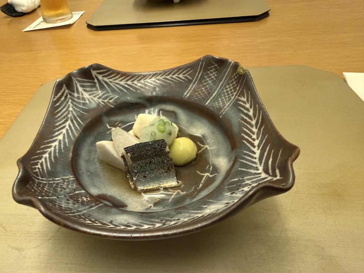 morimotoshoji's tweet photo. 1年を72分割した「七十二候」という暦があり、それをコンセプトとしたお店に同行。候ごとにコースの内容が異なり、依頼者は全候制覇をめざしているとのこと。10度目の来店となる本日の候は、鴻雁来（こうがんきたる）＝「雁が渡ってくる頃」だそう。うまかった（雁が出てくるわけではない）。残り62候 https://t.co/K0uT8Cd1s5
