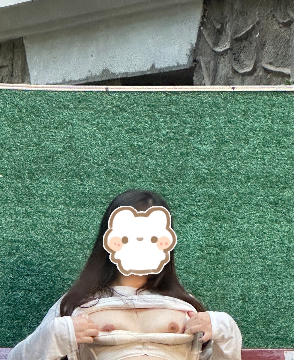 mainooo00's tweet photo. 露出初体验——图书馆装修的围栏好似帷幕一般记录下老婆的露出初体验，身侧偶有学生经过，想来他们也无法想象转角便是自己主动掀开上衣胸罩的老婆吧  #露出 #广州 #校园 https://t.co/dhljoagHUQ
