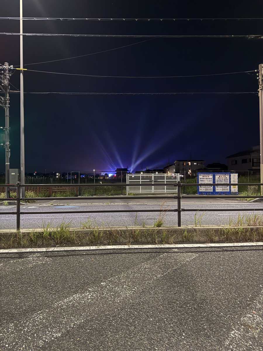Keiichiro's tweet photo. なんか平城宮跡からビーム出てたんだけど大仏動き出した？ https://t.co/305ohLtrLA