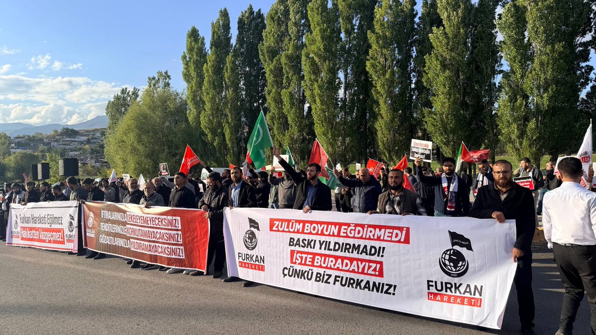 frknhrkti's tweet photo. Alparslan Kuytul Hocaefendi’ye Erzurum Dumlu Cezaevi Önünde Büyük Destek! 

Furkan Hareketi mensupları Alparslan Kuytul Hocaefendi’nin açık görüş gününde onu ve çocuklarını yalnız bırakmamak için cezaevi önünde bir araya gelerek desteklerini sloganlarla dile getirdi.

HocamıSerbest Bırakın 
FurkanHareketi Tertemizdir
Eleştirmek SuçMu
Susturma Operasyonu