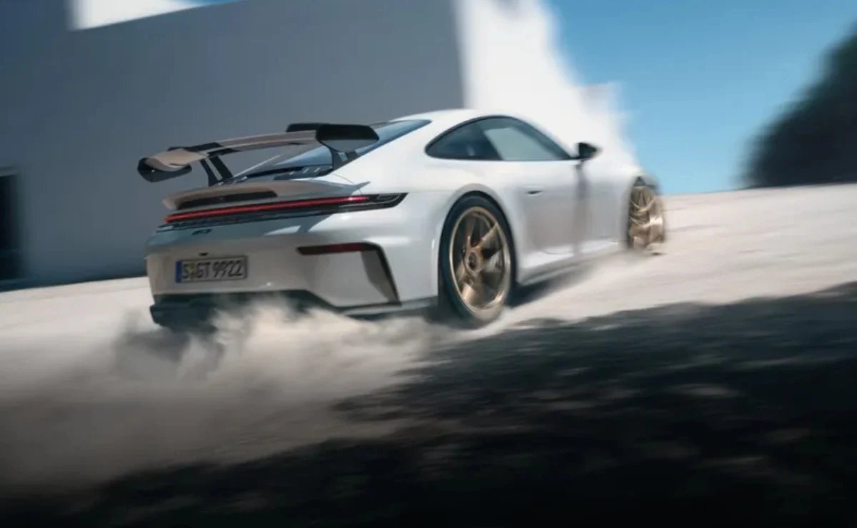 AutoTestArg's tweet photo. 🚨 Porsche cayó al 1% de rentabilidad operativa y prepara cambios en su estrategia.

👉🏾 Desarrolla un nuevo superdeportivo de motor central.
👉🏾 Planea un Macan a combustión.
👉🏾 También apunta a SUV de mayor tamaño.
La caída de ventas en China y los costos de electrificación complicaron sus cuentas.