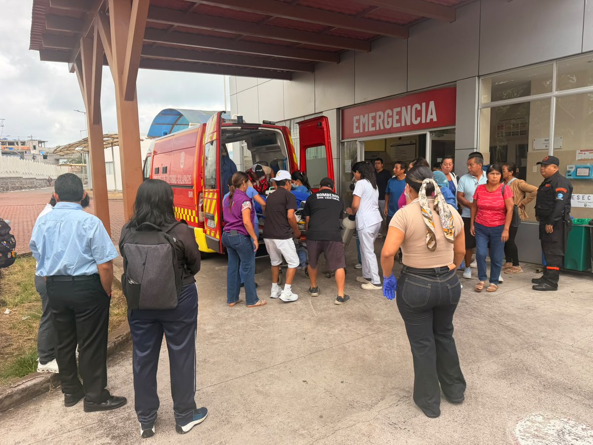 CGGalapagos's tweet photo. En un trabajo articulado entre instituciones del Gobierno de #ElNuevoEcuador se activó el traslado sanitario aéreo de una paciente desde San Cristóbal hacia Guayaquil, mediante una aeronave de la @armada_ecuador. https://t.co/dW44RUuxqM