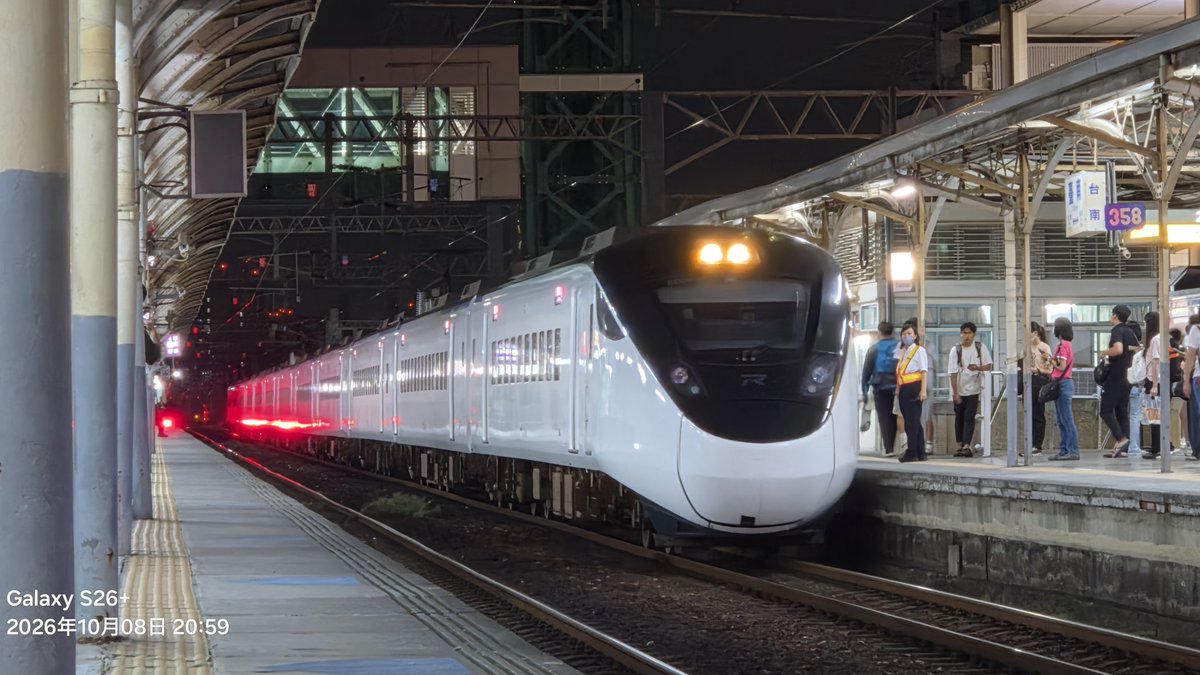 agrs0412's tweet photo. 2026.10.8
臺南
區間3261次 EMU585+558
區間3267次 EMU849+850
新自強139次 EMU3000 第43編成
下週末臺南段就要地下化了，趁這次連假南下的機會就要來台南站夜拍一次，之前不是在青年路就是日間在拍，，但晚上拍起來的感覺真的好很多
#台湾 #鉄道 #電車 #特急 #EMU3000 https://t.co/BwamypYpbe