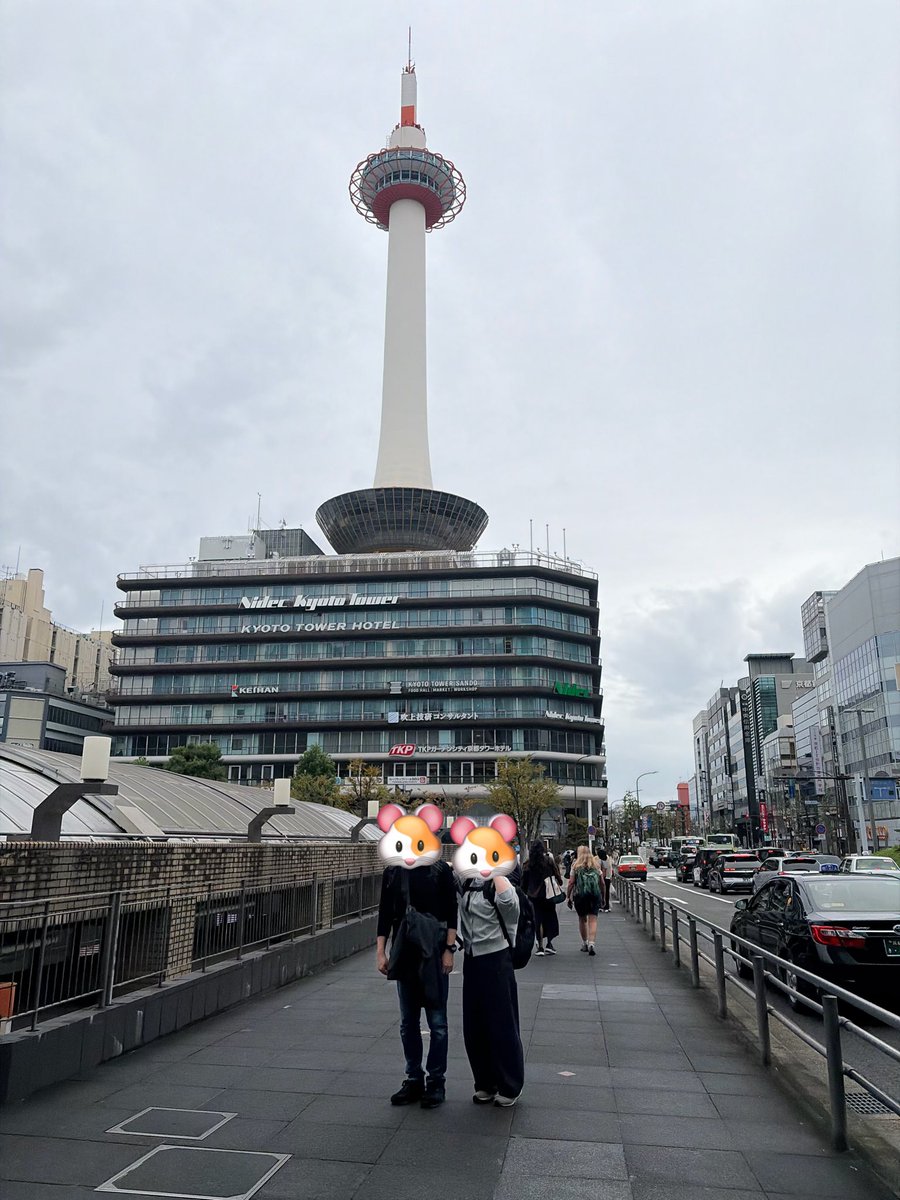 koharu_kinopo's tweet photo. ごホ。の後、家族で京都観光した〜
他にも喫茶店行ったり、京都ROKA見せたり、こはるの部屋一瞬だけ見せたりした😄
今まで何回か家族で京都来てくれたけどこんなにゆっくり一緒に過ごせたのは初めてだった〜こはるが住んでる京都の街一緒に歩けたの、なんか嬉しくてちょっと泣きそうだった。
（京都タワーはお姉ちゃんと別れてからだったから3人で）（3枚目、お母さん実はハムポーズしてる）（京都タワーの展望台で「あそこらへんが昔住んでた寮だよ！」って言ったら別に探してないって言われた、探せし）