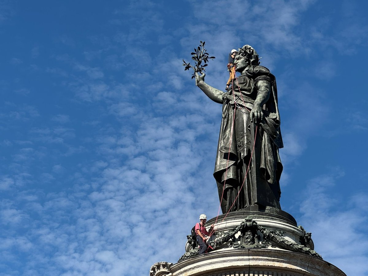 le_Parisien's tweet photo. 🔴Un manifestant fait une grave chute depuis la statue de la place de la République, en marge de la mobilisation lycéenne
➡️ https://t.co/uCzHoEX0q1 https://t.co/OuHex72imj