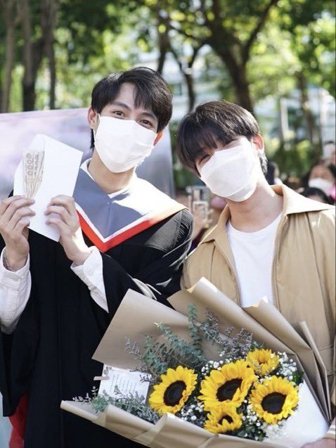 enjoyythethyme's tweet photo. ความดีเทลของฮีคือ ข้าวตังให้เงินกับช่อดอกทานตะวัน เฟิ้ดเลยให้ช่อดอกทานตะวัน + และช่อเงินยักษ์ (ตามอัตราเงินเฟ้อ8ปี) 555252525255252525252552525252525252555 https://t.co/XOzHnTwnB5