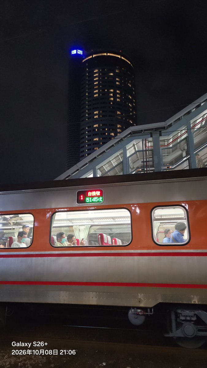 agrs0412's tweet photo. 2026.10.8
臺南
自強5145次 E503+E504
剛好今天有連假自強加班車，而且兩台本務是kato要生產的503+504的組合，自強號橘色的配色在夜間效果還不錯，拍起來很好看
#台湾 #鉄道 #特急 #E500 https://t.co/T9G1y7Ajyo