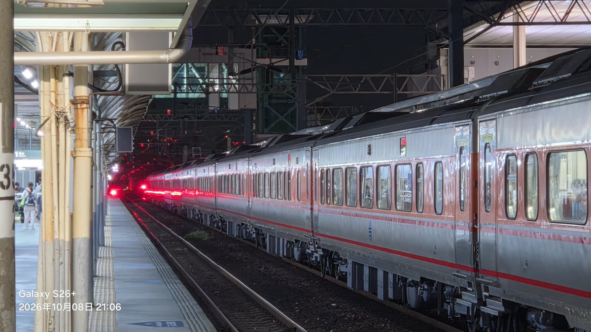 agrs0412's tweet photo. 2026.10.8
臺南
自強5145次 E503+E504
剛好今天有連假自強加班車，而且兩台本務是kato要生產的503+504的組合，自強號橘色的配色在夜間效果還不錯，拍起來很好看
#台湾 #鉄道 #特急 #E500 https://t.co/T9G1y7Ajyo