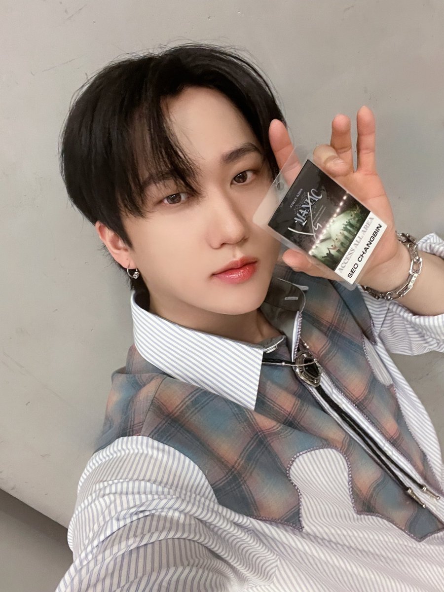yunn04dwaekki's tweet photo. チャンビンってなにか物をそっと持つ時小指が立ちますよね、この様に😭😭😭😭😭😭😭😭😭😭😭😭😭😭😭 https://t.co/ioAWCdPr9Q