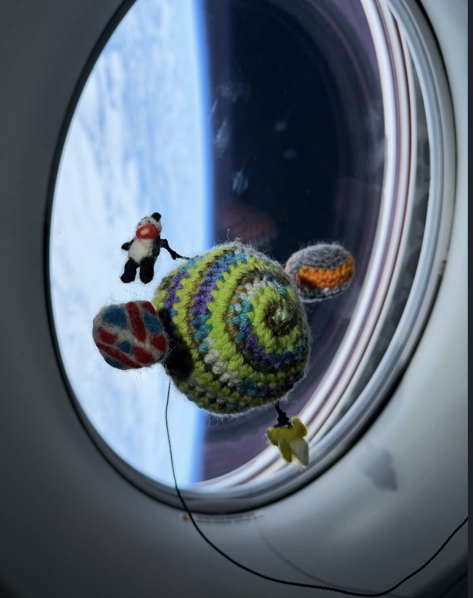 astro_jaz's tweet photo. zero-gravity indicators are SO cute https://t.co/qgvNiDP2HQ
