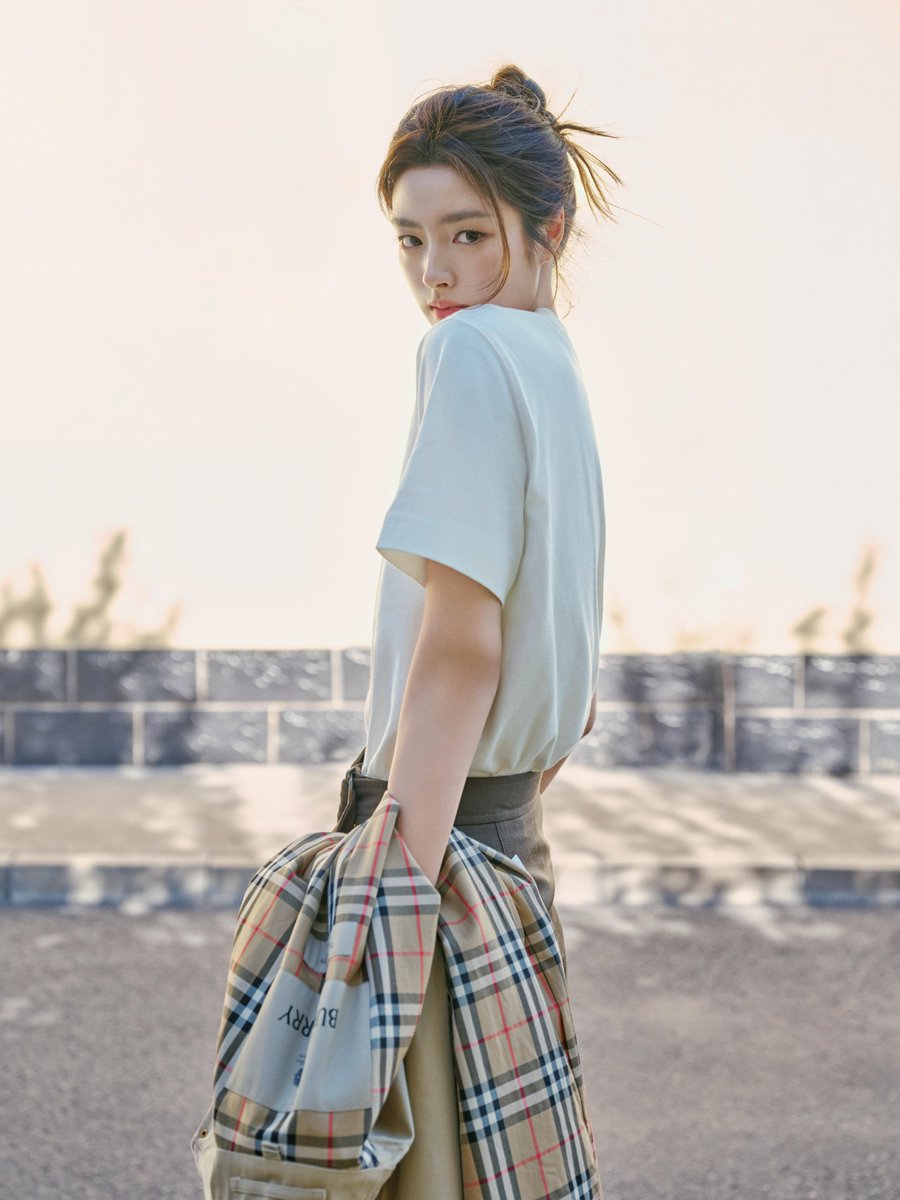 JJaeli_'s tweet photo. 261008 서약함 샤오홍슈 업데이트
✘ Burberry 버버리
옥점추의 여자 가을의 여자 버버리의 여자🍂
#서약함 #XuRuoHan #徐若晗 https://t.co/aM0Rr6eZM7