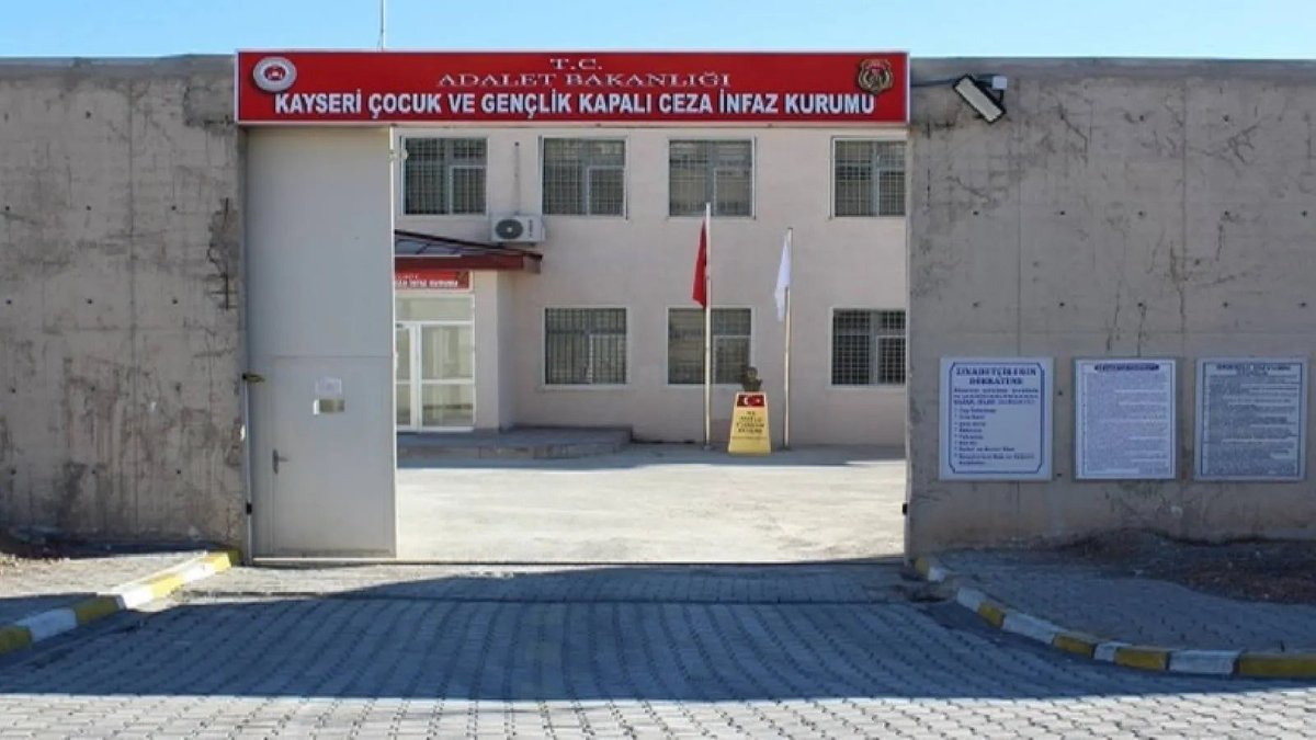 T24_com_tr's tweet photo. 16 yaşında tutuklanan lise öğrencisi Ömer Aksu’nun cezaevi koşulları Meclis gündeminde: 24 saat kesintisiz ışık, izne bağlı tuvalet, 3 aydır iddianame yok
https://t.co/1851ANwBrS

https://t.co/lMZ8ZI0Zib https://t.co/BHmRA4bPbC
