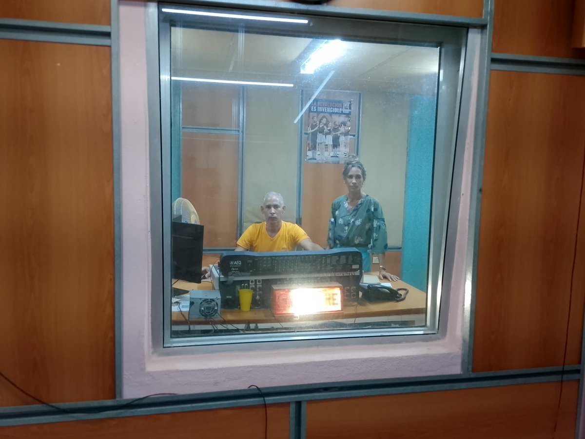 Yirlemaisi's tweet photo. "La Voz del Sol" junto a su audiencia. 
Revista informativa "De Dónde Nace Sol", informando a nuestra audiencia por los 91.1 de la FM y por audio real en Internet(Teveo.cuRadioMaisí). 
#SomosRadioMaisí
#UnSonidoDeAmorEnElÉter https://t.co/Yep8QaOq4x