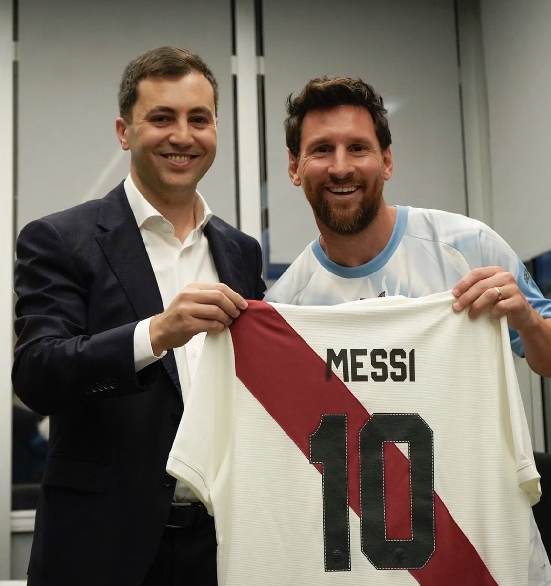 Gonzacarp_09's tweet photo. Son conscientes de la movida que hizo Di Carlo con lo de Messi no? 

El tipo literalmente hizo que Leo vaya al despacho presidencial, sabiendo que el gordo mafioso no iba a dejar entrar nadie de River al vestuario de la selección.

Excelente acá, con River no se jode. https://t.co/gAAwNjfqIw