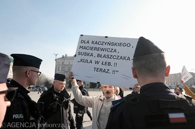 AnnaKseniaELO's tweet photo. Panie Tusk @donaldtusk więcej takich KOdziarzy, pana wyborców, a na 100% będziemy "bezpieczni".
"Kula w łeb ..........."
Policja stoi i udaje, że nic sie nie dzieje - no ale to nie o Owsiaka chodzi. https://t.co/a5s5m7JRJr