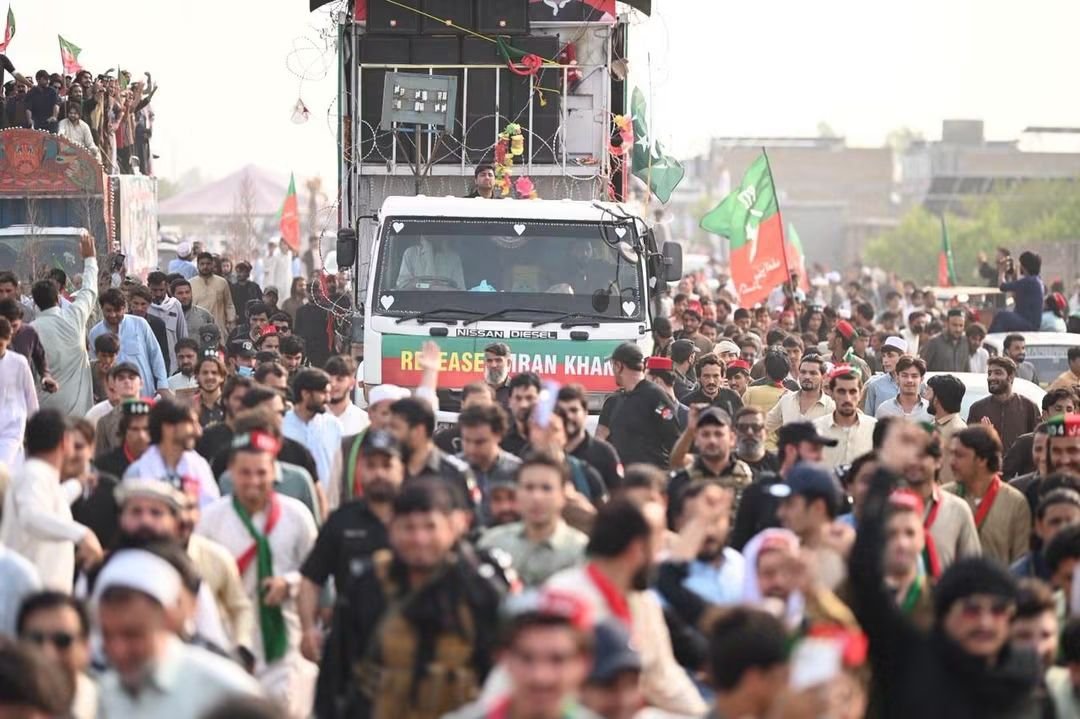 Baloch1682's tweet photo. بالقسط لانگ مارچ - پانچواں دن!

وزیراعلیٰ خیبرپختونخوا محمد سہیل خان آفریدی کی قیادت میں عظیم الشان لانگ مارچ کا قافلہ پشاور کی جانب رواں دواں ہے۔ قافلہ پشاور کے مختلف مقامات سے ہوتا ہوا آج رات چارسدہ پہنچے گا۔

لانگ مارچ میں ہزاروں کی تعداد میں عوام اور کارکنان شریک ہیں، جن میں بچے، نوجوان، بزرگ اور خواتین بھی شامل ہیں۔ پاکستان کے مختلف علاقوں سے تعلق رکھنے والے عوام ایک ہی عزم، ایک ہی جذبے اور ایک ہی مطالبے کے ساتھ اس تاریخی قافلے کا حصہ بن رہے ہیں:

رہا کرو، رہا کرو — عمران خان کو رہا کرو!

وزیراعلیٰ محمد سہیل خان آفریدی کے ہمراہ کنٹینر پر اراکینِ قومی و صوبائی اسمبلی اور پارٹی قائدین بھی موجود ہیں، جو اس پُرامن جدوجہد میں عوام کے شانہ بشانہ شریک ہیں۔