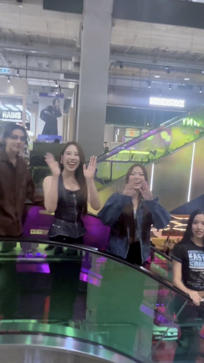 https://upload.wikimedia.org/wikipedia/commons/thumb/0/0e/Blackpink_at_a_fan_signing_event%2C_28_October_2019_02.jpg/640px-Blackpink_at_a_fan_signing_event%2C_28_October_2019_02.jpg