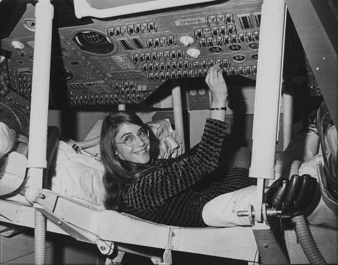 QueTendenciaAR's tweet photo. 💻 MARGARET HAMILTON 
Porque murió a los 90 años la pionera de la informática que desarrolló el software del programa Apolo y fue clave para la llegada del Apolo 11 a la Luna. https://t.co/ZixKoFGNI5