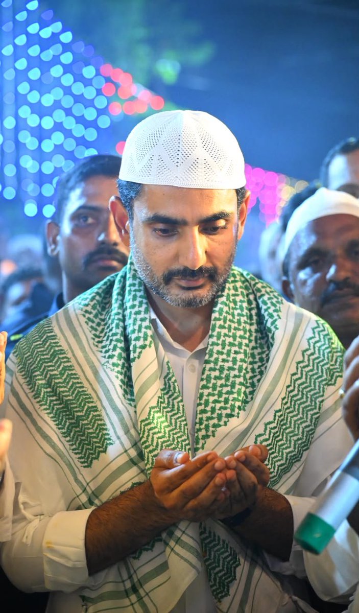 JaiTDP's tweet photo. సూఫీ ఆధ్యాత్మిక గురువు హజ్రత్‌ షేక్‌ అబ్దుల్‌ ఖాదిర్‌ జిలానీని స్మరించే పవిత్ర ఉత్సవం గ్యార్మీ షరీఫ్‌ పండుగను మంగళగిరి నియోజకవర్గం తాడేపల్లి మండలం మెల్లెంపూడి గ్రామంలో ముస్లింలు అత్యంత భక్తిశ్రద్ధలతో నిర్వహించారు. ఈ గ్యార్మీ గంధ మహోత్సవాల్లో విద్య, ఐటీ శాఖల మంత్రి నారా లోకేష్ పాల్గొన్నారు.
#NaraLokesh 
#AndhraPradesh
