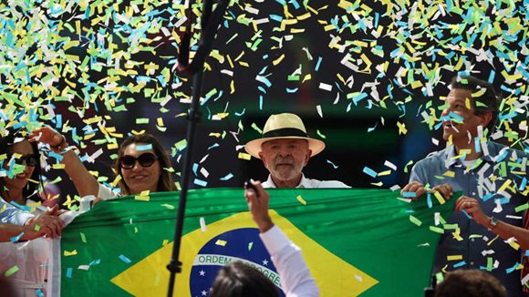 AbelendaCuba's tweet photo. ¿Por qué #Lula todavía puede ganar?
Por: Frei Betto
#BrasilDecide en segunda vuelta.
https://t.co/lMiCd7iSfP https://t.co/mtTdOyImH2