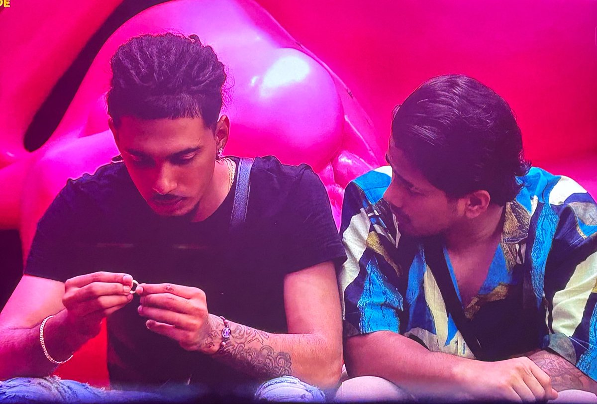 RajmaChaawalOG's tweet photo. SCOUT EXPLAINING JEALOUSY TO YUNG DSA 😭

Yaar koi Scout ko batao, narrative uske against set hora, yung ke against nhi! Scout bhai please thoda khud samjho yaar. https://t.co/tdqftH3ivq