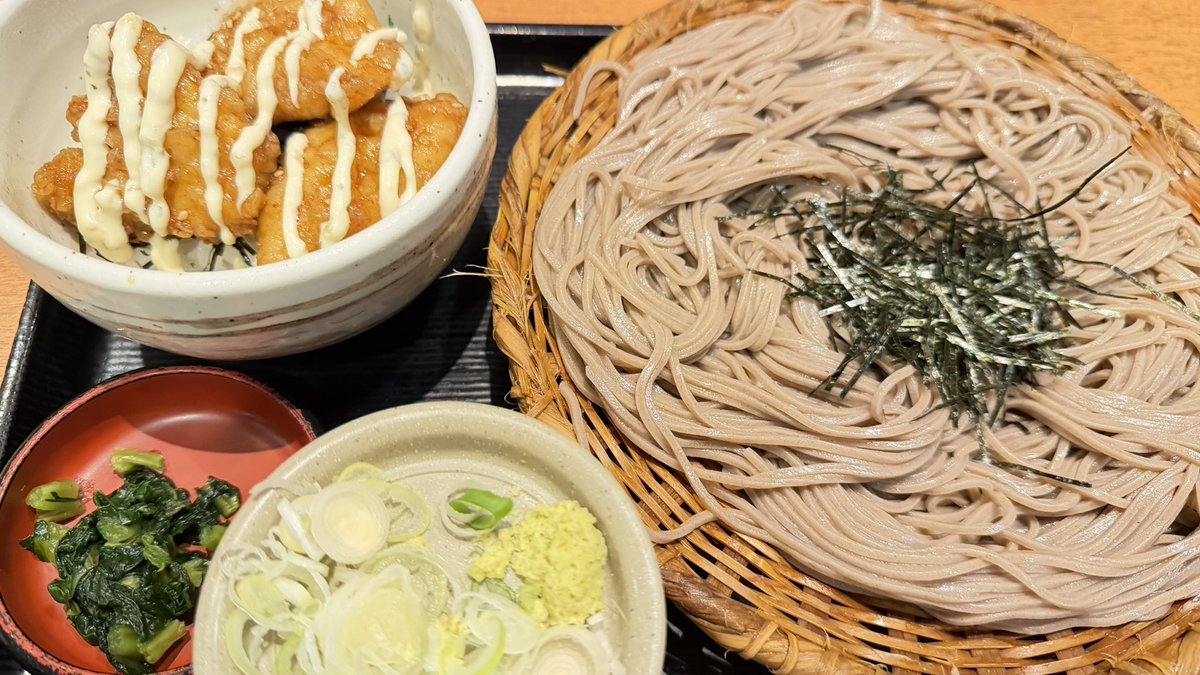1000joy's tweet photo. 天満のおらが蕎麦へ。昔ながらの蕎麦屋さんの雰囲気で、席は9割ほど埋まっていました。鶏天丼定食1,000円は冷たいそばを選択。丼とのセットでもそばがたっぷり。このお得感がうれしい。
#天満ランチ #おらが蕎麦 #鶏天丼 https://t.co/FkGiM8AVGv