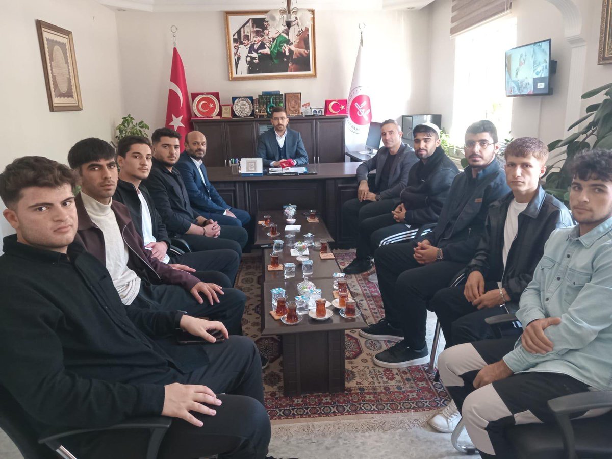 gevasmuftuluk's tweet photo. Camiler ve Din Görevlileri Haftası kapsamında Gençlik Merkezimiz, KYK Müdürlüğümüz ve kıymetli üniversite öğrencilerimizle birlikte İlçe Müftümüz Sn. Mehmet Faruk Geylani’yi makamında ziyaret ettik.
​#CamilerVeDinGörevlileriHaftası #Gevaş #Gençlik #ManeviDanışmanlık https://t.co/QgIWCRf9d2
