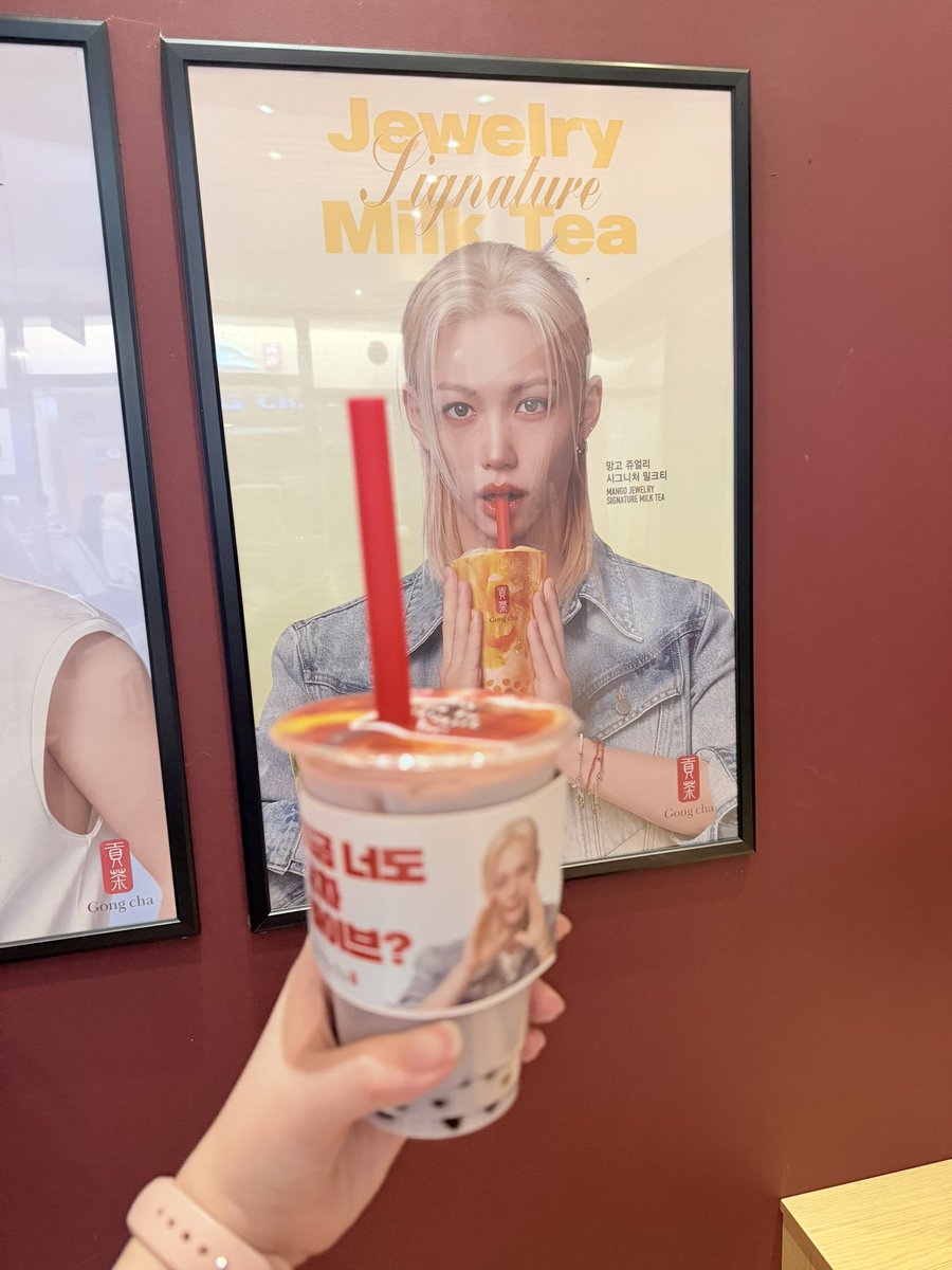 meoriapeune's tweet photo. ตลกที่คนจำน้องหลิกว่าเป็นกงชาบอย กงชากาย หรือน้องคนนั้นที่ร้านกงชา 5555555555555 พลัง visibility ของการเป็นพซตแบรนด์ชาที่สาขาเยอะมากที่สุดแบรนด์นึงสินะ เปิดการมองเห็น ดังระเบิดระเบ้อ ขนาดชั้นปิดตัวลงไปเกือบปีแต่ไปไหนก็เจอ น้องไม่ปล่อยให้พี่ลืมต้ะ 😸🤍 https://t.co/eOMjIJma8D