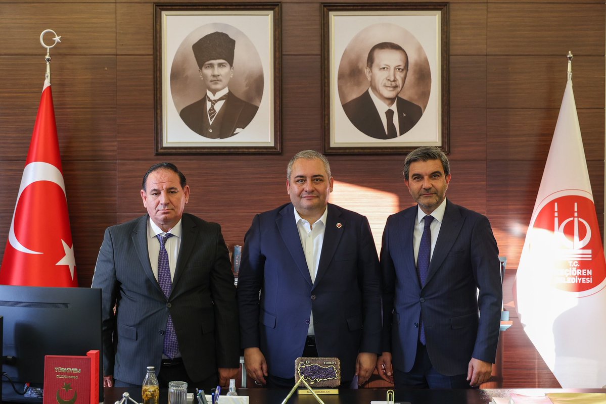 OzarslanMesut's tweet photo. Yozgat Aydıncık Belediye Başkanımız Sayın Mustafa Tekçam ve AK Parti Aydıncık İlçe Başkanımız Sayın Osman Levent Başkan’ı belediyemizde ağırladık.

Yerel yönetimler ve belediyecilik hizmetleri üzerine verimli bir sohbet gerçekleştirdik.

Kendilerine ziyaretleri için teşekkür ediyor, çalışmalarında başarılar diliyorum.