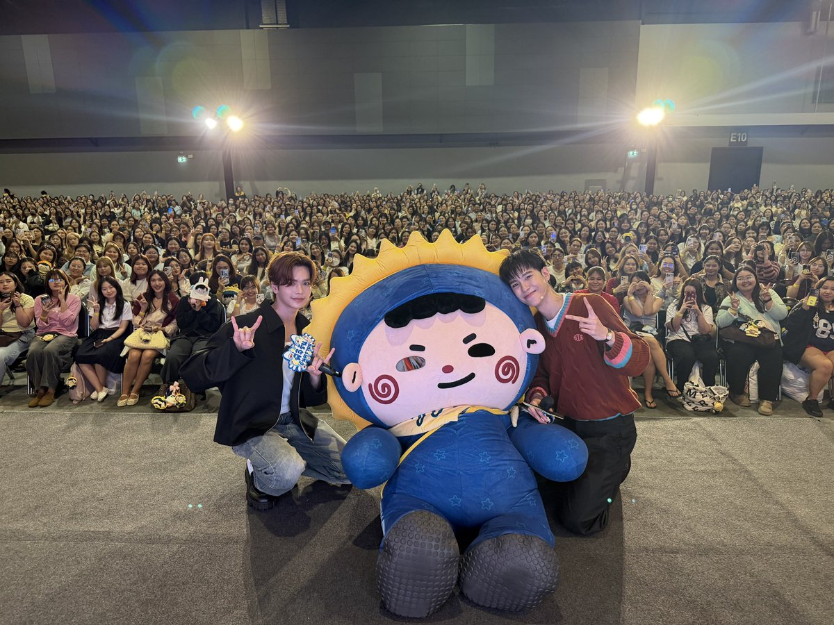 jnnrrs's tweet photo. ขอบคุณที่มาร่วมลงไซน์รอบนี้กันเยอะมากนะคับ ครอบครัวนี้คุณภาพดีไม่มีขาดแน่นอนคับแม่ๆเดินทางกลับกันดีๆฝันดีนะคับ 😊😊💛💙💫

JUNIORMARK JUMMO HAPPYFAM

#GMMTVFANIVAL2026HappyFamilyxJM https://t.co/wNuo2ZCgop