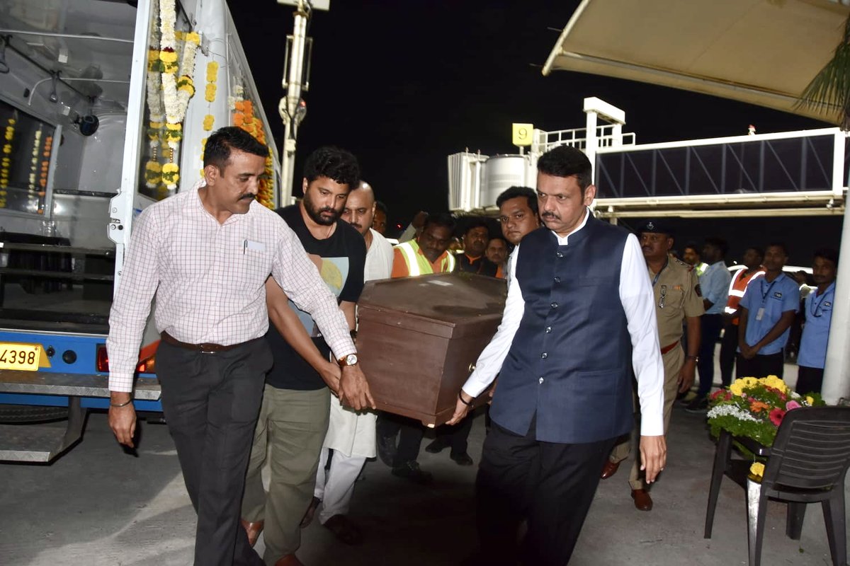 Dev_Fadnavis's tweet photo. वरिष्ठ अभिनेता और मेरे स्नेही मित्र एवं मार्गदर्शक नाना पाटेकर जी इनके पार्थिव शरीर को आज पुणे में अंतिम दर्शन के लिए स्वीकार किया। राज्य सरकार की ओर से उन्हें इस अवसर पर राजकीय सम्मान के साथ श्रद्धांजलि अर्पित की गई।

उनके पार्थिव शरीर के अंतिम दर्शन कर पुष्पचक्र अर्पित किया और भावपूर्ण श्रद्धांजलि दी। इस अवसर पर उनके परिवारजनों से मिलकर उन्हें सांत्वना दी।

एक प्रतिभाशाली कलाकार को अंतिम विदाई देते हुए और श्रद्धांजलि अर्पित करते समय मन भर आया। 

ॐ शांति। 🙏🏽