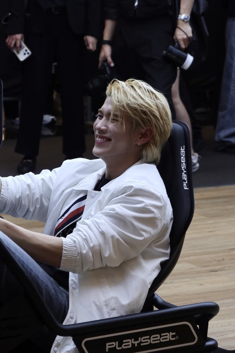 baehcmk's tweet photo. my favourite photo sequence…he was so adorbs omg 🥹🥹 i love seeing him smile 

TOMMY CADILLAC F1 WITH FOURTH

#TommyHilfigerxFourth 
#TommyHilfiger #TommyFamily https://t.co/E9sswCa7BZ