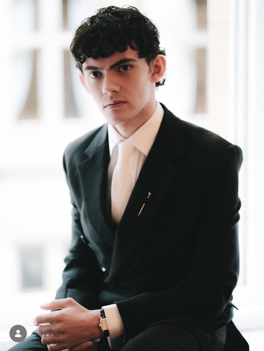 scdspring's tweet photo. he looks SO good omg https://t.co/X8PYCy3Rtw