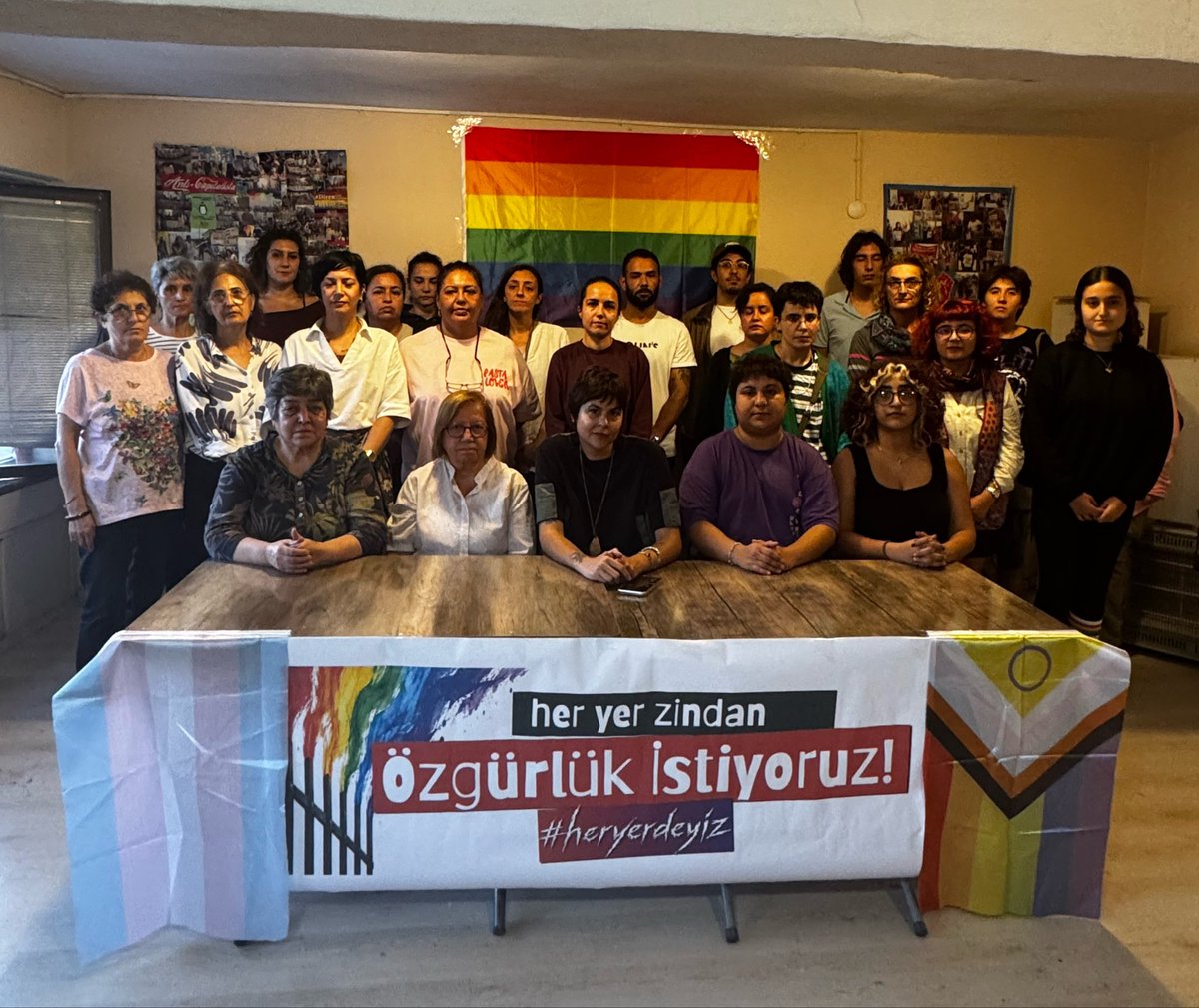 aryayaneoldu_2's tweet photo. Her yer zindan özgürlük istiyoruz #heryerdeyiz 

“Özgürlük İstiyoruz” kampanyasının çeşitli illerde gerçekleştirilen basın açıklamalarına katıldık🏳️‍⚧️🏳️‍🌈

Tüm LGBTİ+ Tutsaklara Özgürlük!
Arkadaşlarımızı Alacağız! https://t.co/cTavmjwLC4